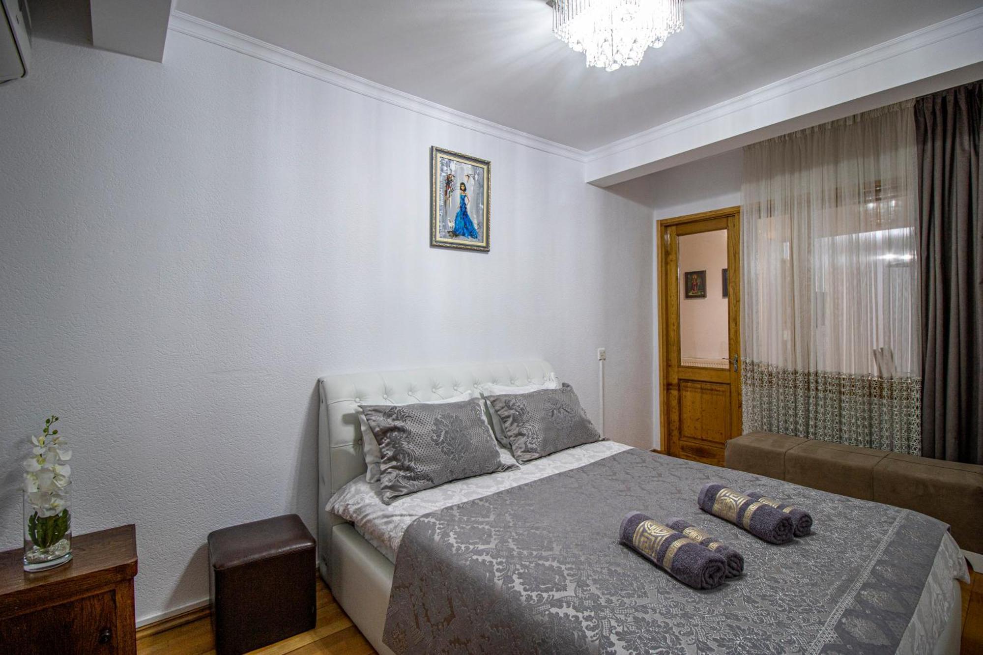 Cozy Apartment On Kostava Tbilisi ภายนอก รูปภาพ