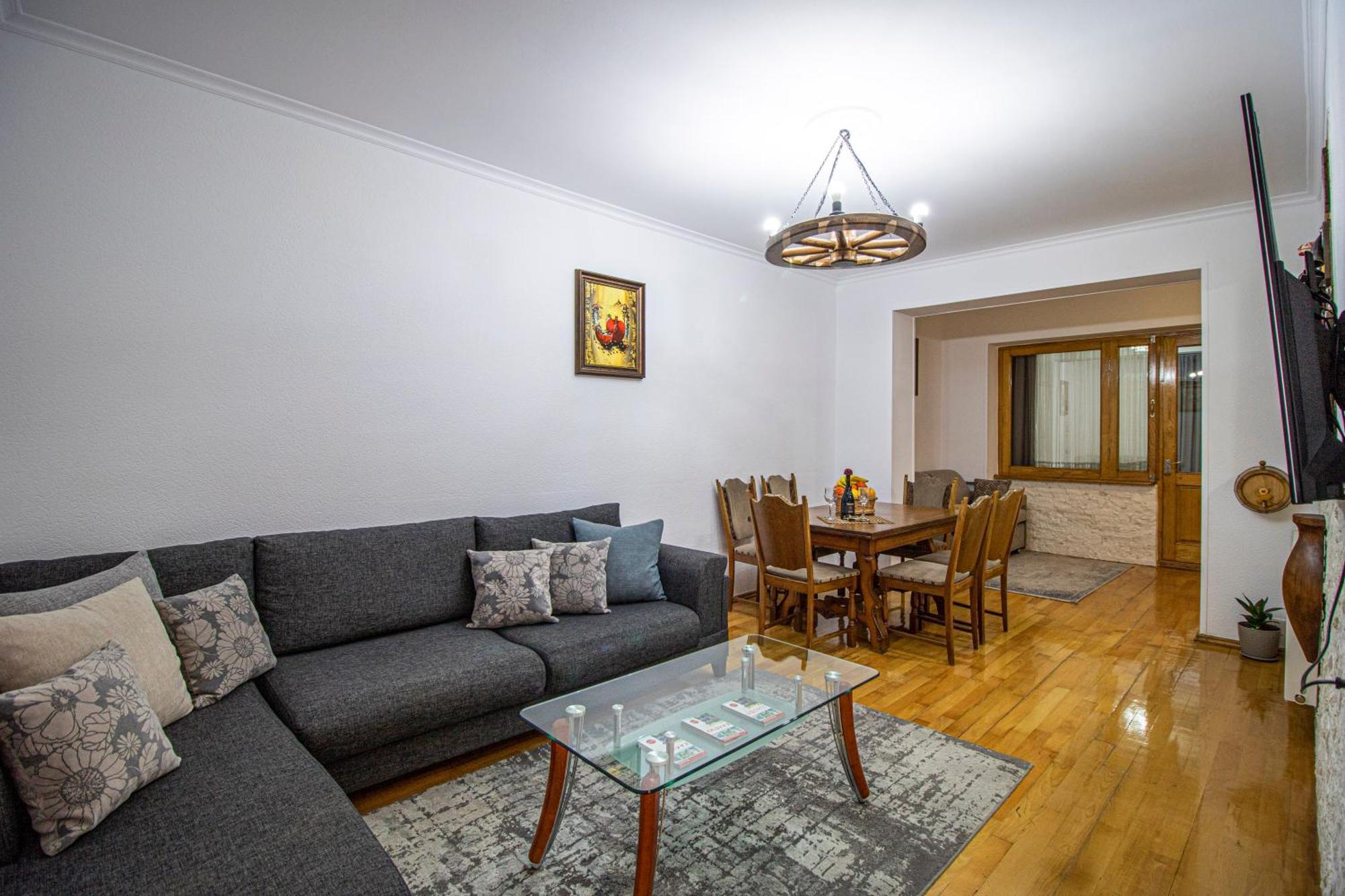 Cozy Apartment On Kostava Tbilisi ภายนอก รูปภาพ